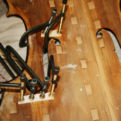 Zwingen auf einer Kontrabass Decke