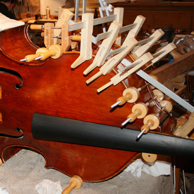 Zwingen die einen Kontrabass Körper zusammenhalten