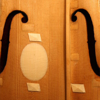 kleine Holz-Reperaturen in der nähe der F-Löcher